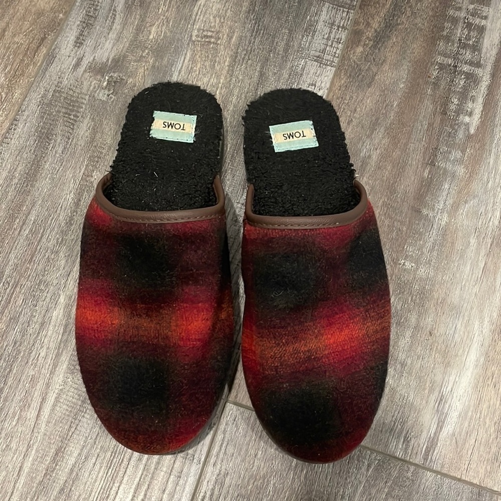 Toms Harbor Black Red Ombre Slippers